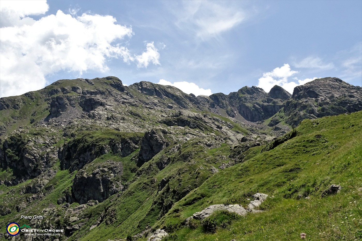 01 La cresta dal Colombarolo (2309 m) al Ponteranica or. (2378 m).JPG